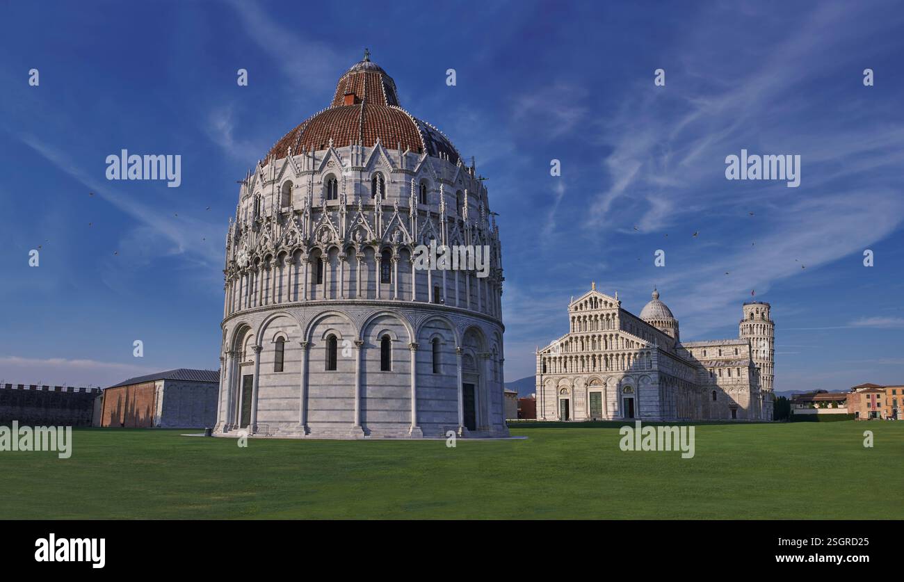 Foto dell'esterno del Battistero medievale della cattedrale di Pisa dedicato a San Giovanni Battista, Pisa Italia. Il Battistero, dedicato a Foto Stock