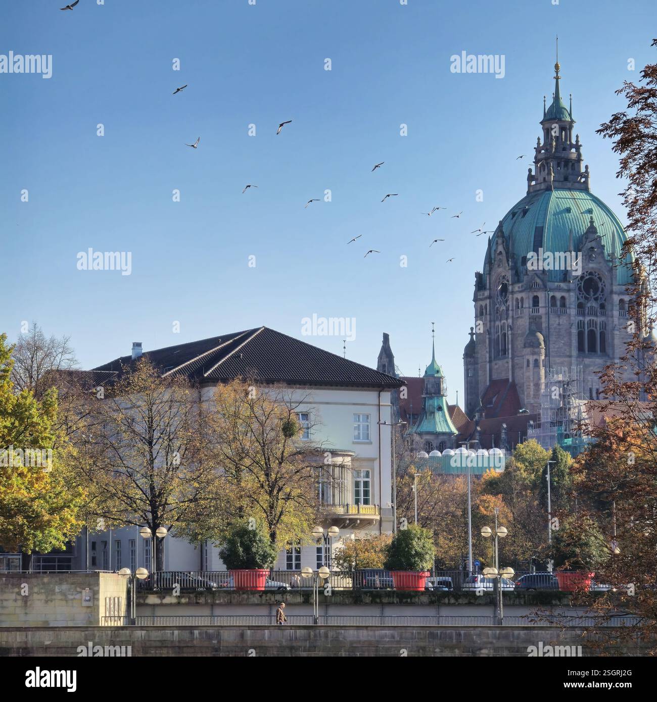 La cupola di Hannover sul lungomare mostra colori vivaci autunnali e la bellezza naturale circostante Hannover Germania Foto Stock