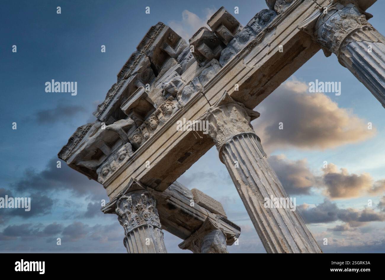 Colonne del tempio greco apollo al tramonto Foto Stock