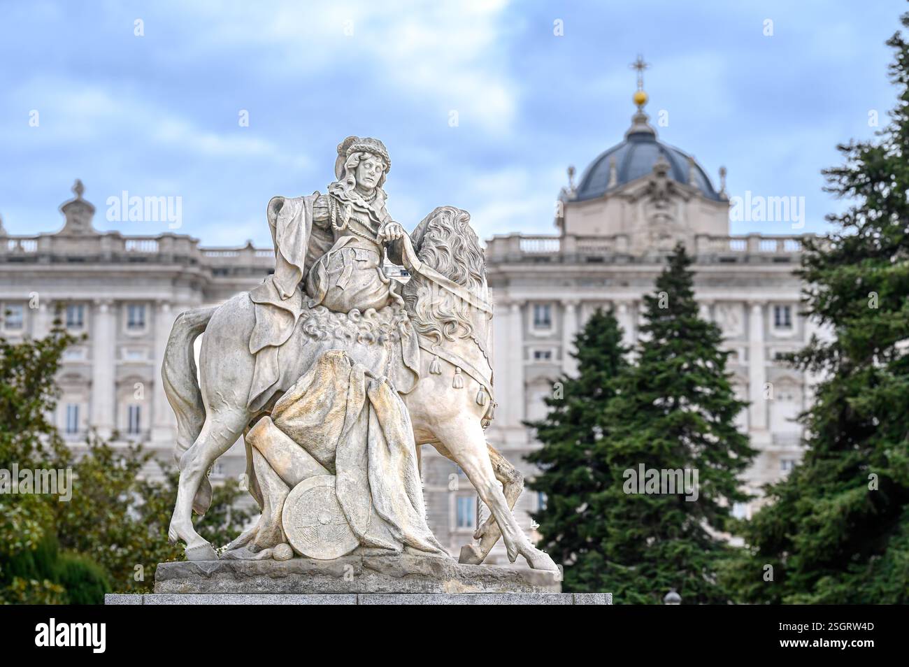 Antica statua equestre in pietra che decora i giardini di fronte al Palazzo reale. Madrid, Spagna. Foto Stock