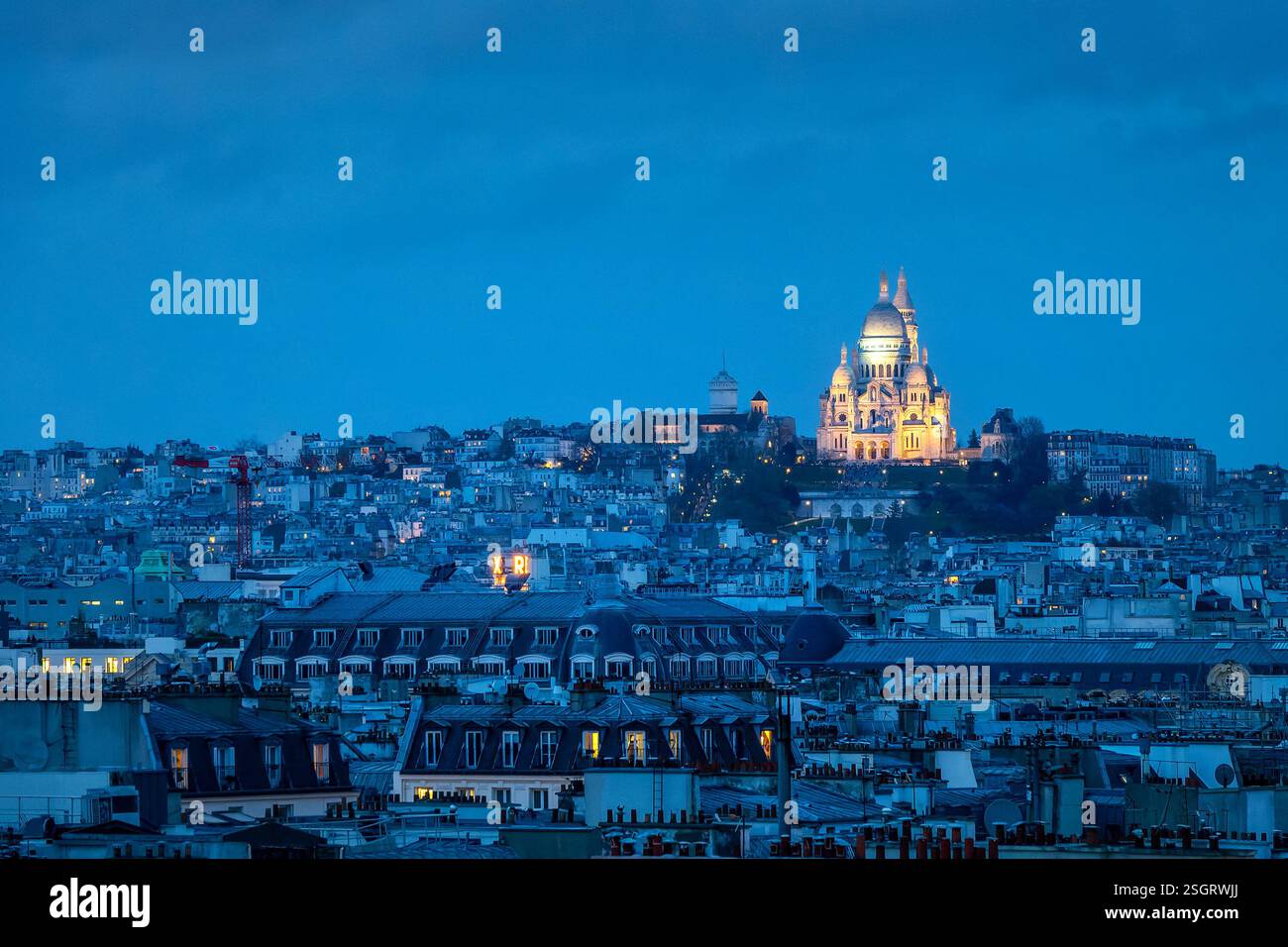 Butte Montmartre e Cœur la Basilica del Sacro cuore (colle di Montmartre e Basilica del Sacro cuore) di notte a Parigi, Francia Foto Stock