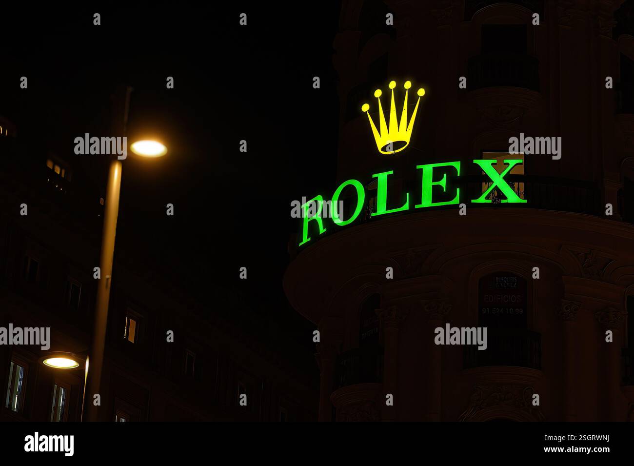 Segno illuminato di Rolex sulla facciata di un edificio della Gran via. Madrid, Spagna. Foto Stock