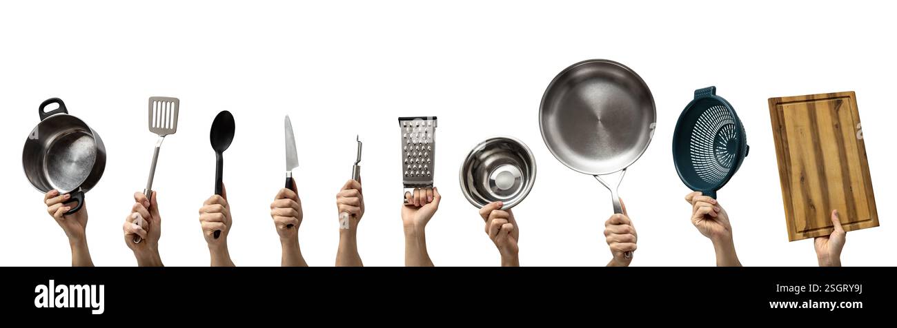 Mani multiple che tengono diversi utensili da cucina isolati sul bianco Foto Stock