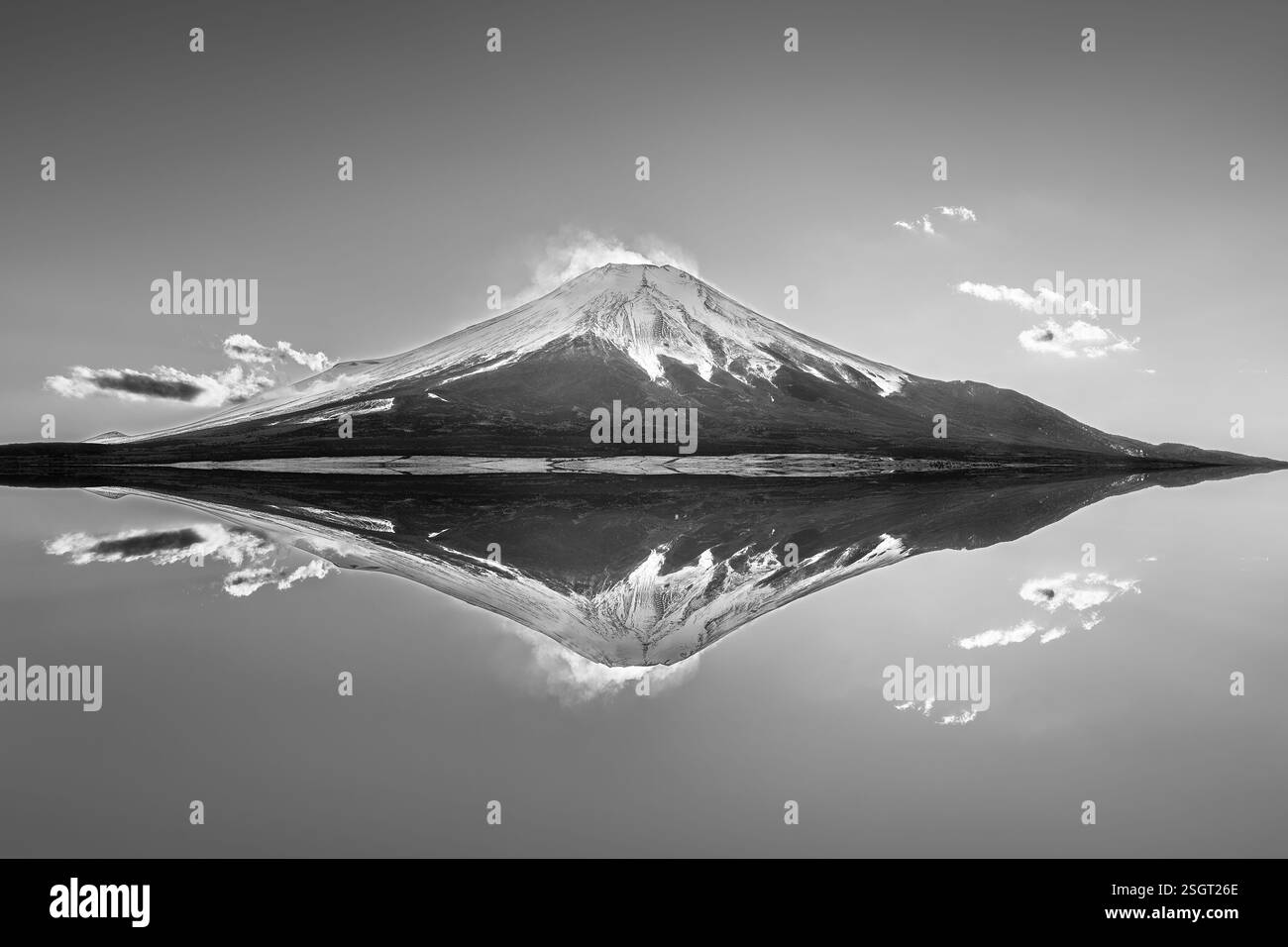 Monte fuji riflesso bianco e nero sul lago Yamanakako Foto Stock