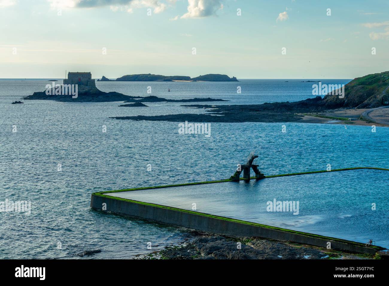 La piscina con maree di acqua marina della spiaggia di Bon-Secours e le isole Grand Bé e Petit Bé a St Malo, llle-et-Vilaine, Bretagna, Francia Foto Stock