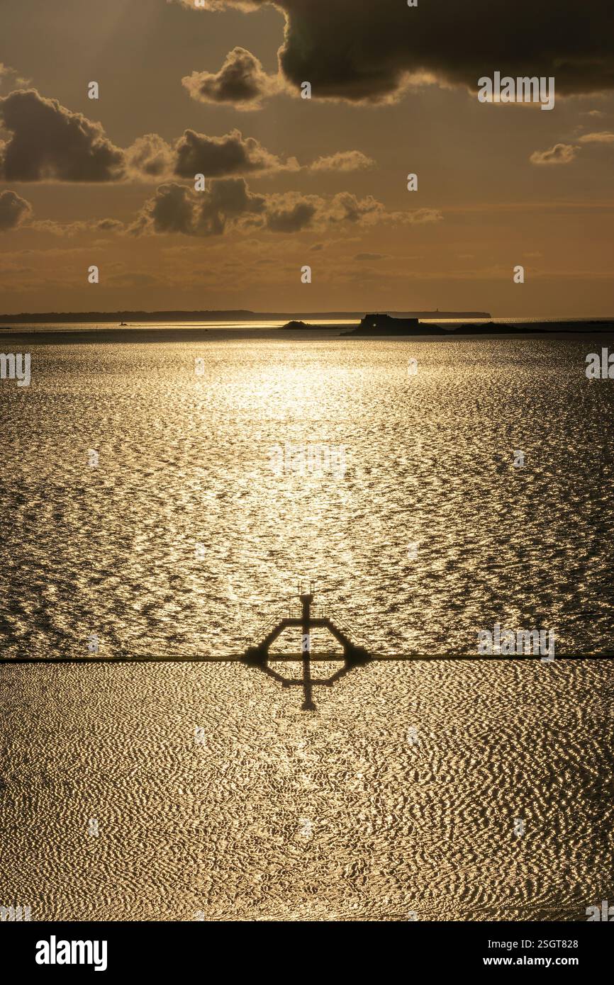 Trampolino della famosa piscina con maree di acqua di mare Bon-Secours a St Malo al tramonto, llle-et-Vilaine, Bretagna, Francia. Foto Stock