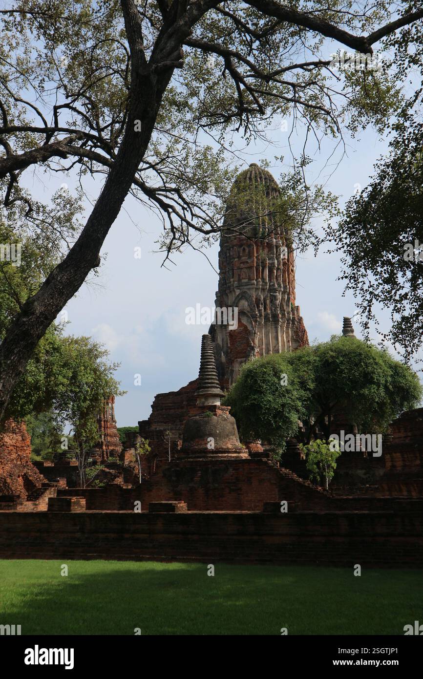 Affascinanti rovine del vecchio tempio a Sukhothai, Thailandia, costruito nell'antico stile Khmer. Foto Stock