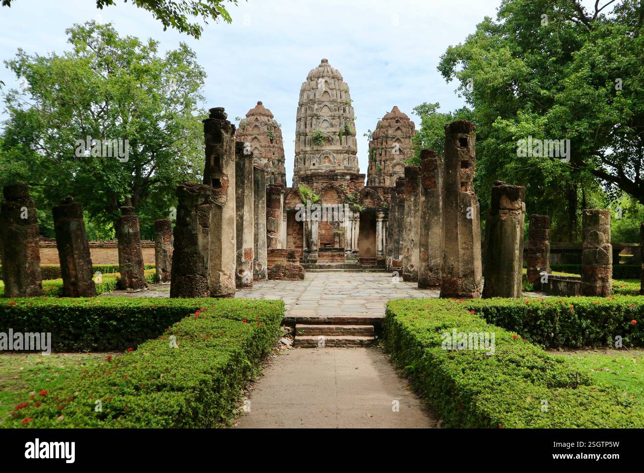 Affascinanti rovine del vecchio tempio a Sukhothai, Thailandia, costruito nell'antico stile Khmer. Foto Stock