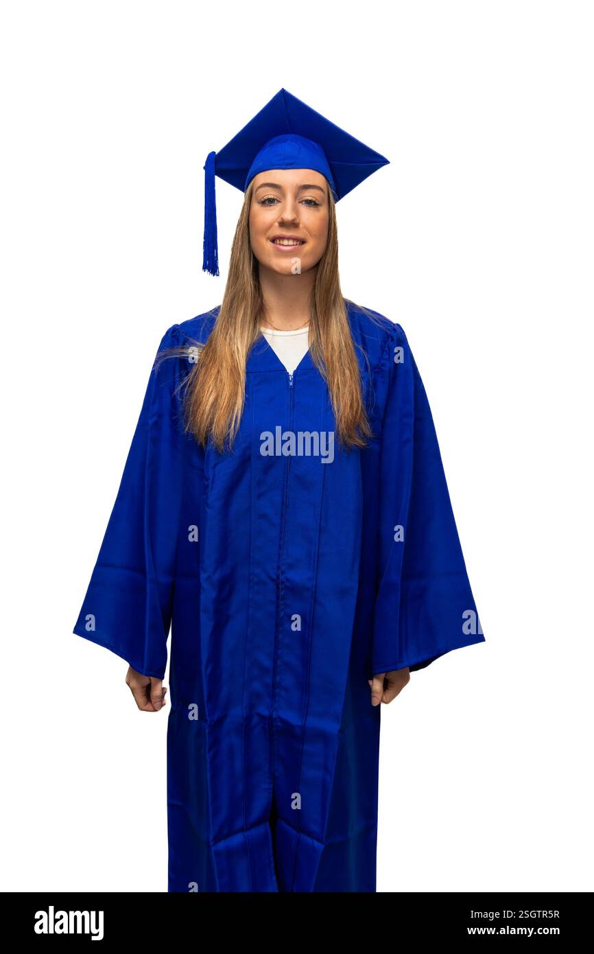 Giovane donna caucasica che indossa un camice blu e un mortarboard, sorride e celebra i risultati accademici su sfondo bianco, simboleggiando il nuovo Foto Stock