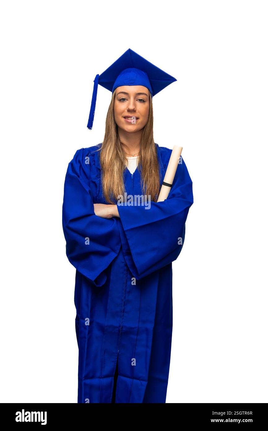 Giovane donna caucasica in abito blu, sorridente e in possesso di diploma con le braccia incrociate, celebrando il successo accademico su sfondo bianco Foto Stock