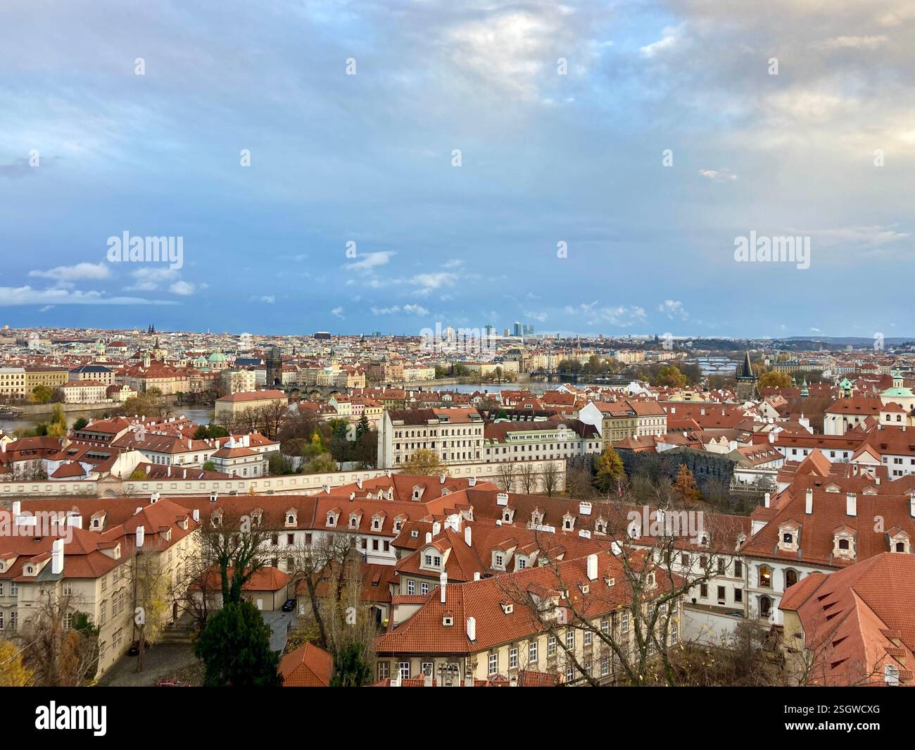 Panorama di Praga con tetti rossi - Immagine stock catturata con smartphone