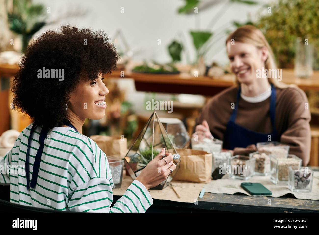 I partecipanti realizzano con gioia allestimenti unici e succulenti, condividendo Risate e creatività insieme. Foto Stock