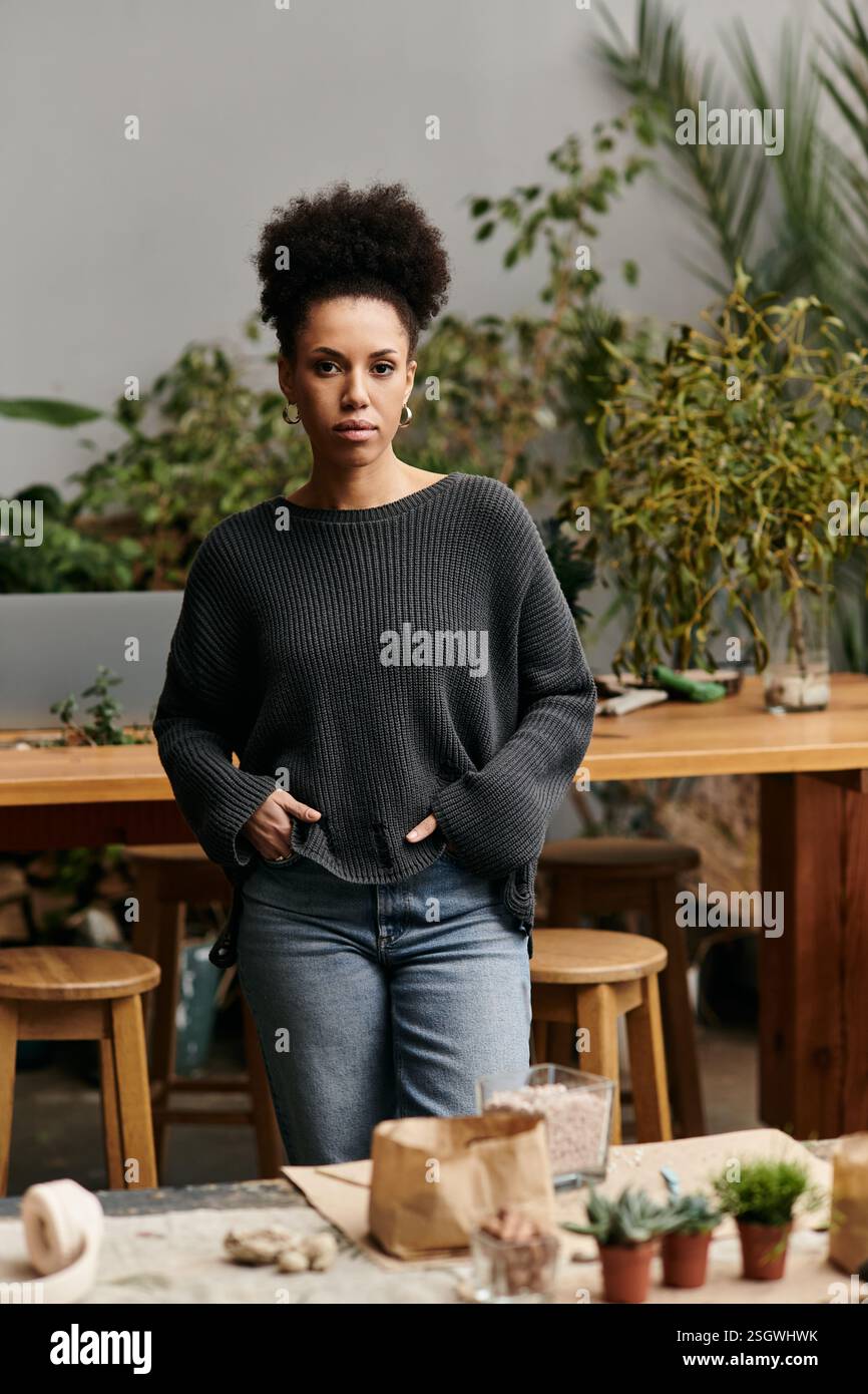 In un laboratorio vivace, bella donna con un abbigliamento elegante. Foto Stock