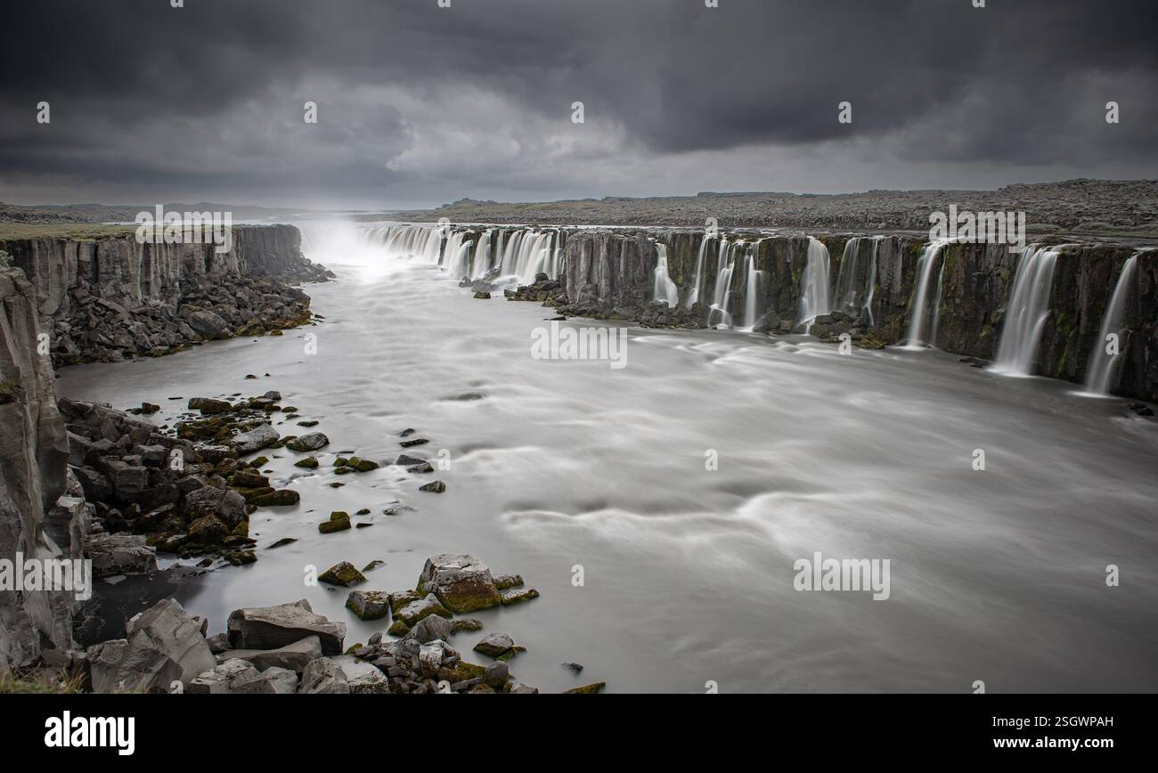 Splendido paesaggio islandese con montagne, cascate e cieli spettacolari. La bellezza della natura catturata nella terra del fuoco e del ghiaccio Foto Stock