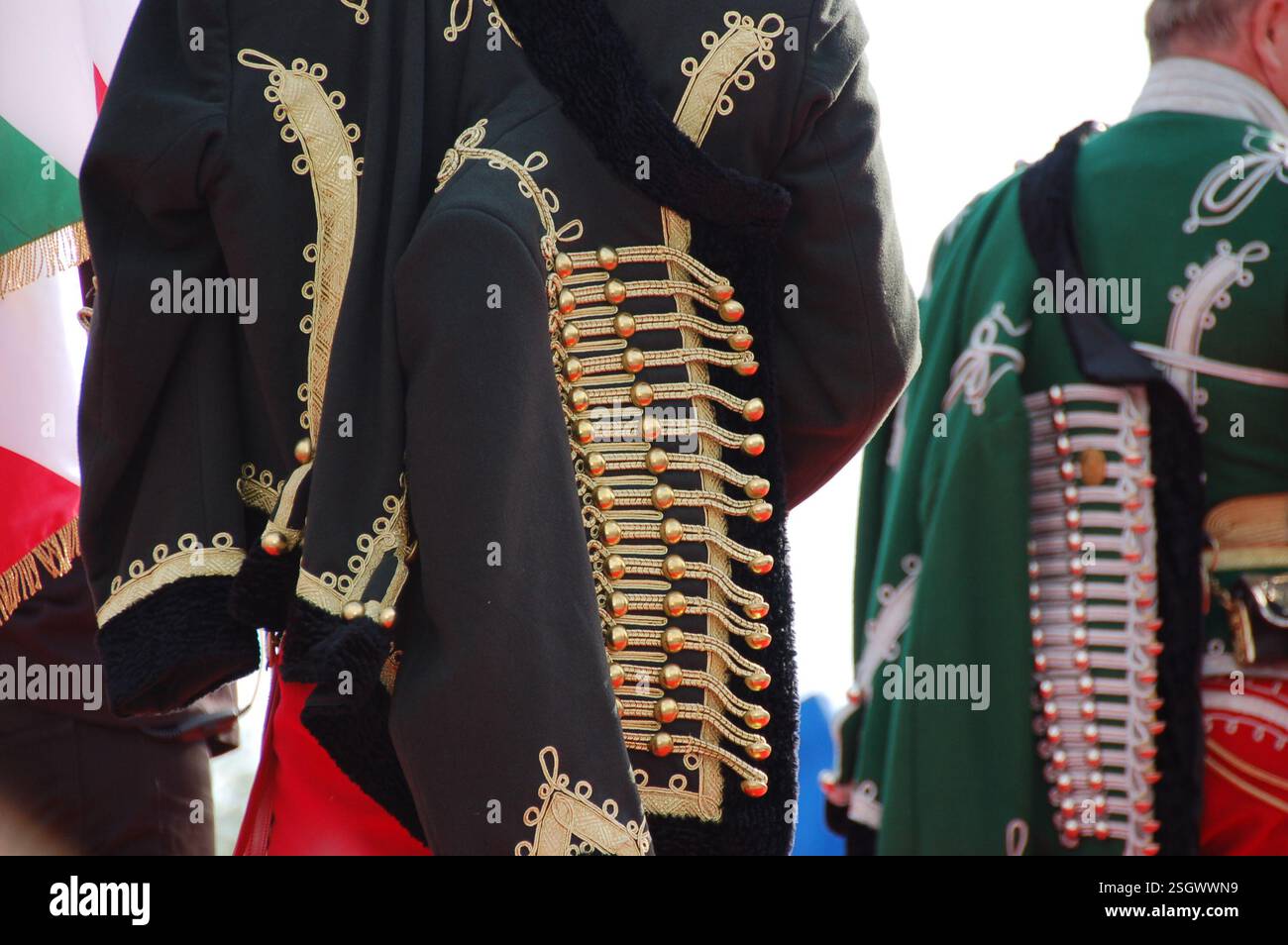 gli ussari ungheresi in uniformi ornate si ergono sul podio al galoppo nazionale in Piazza degli Eroi, Budapest, e vedrai sciabole dettagliate, giacche e borse laterali Foto Stock