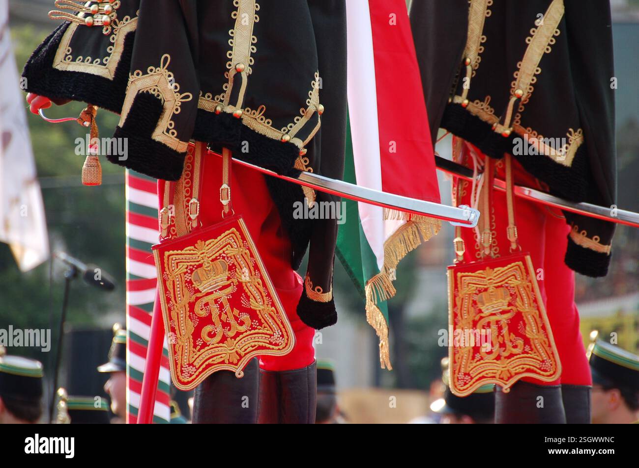 gli ussari ungheresi in uniformi ornate si ergono sul podio al galoppo nazionale in Piazza degli Eroi, Budapest, e vedrai sciabole dettagliate, giacche e borse laterali Foto Stock