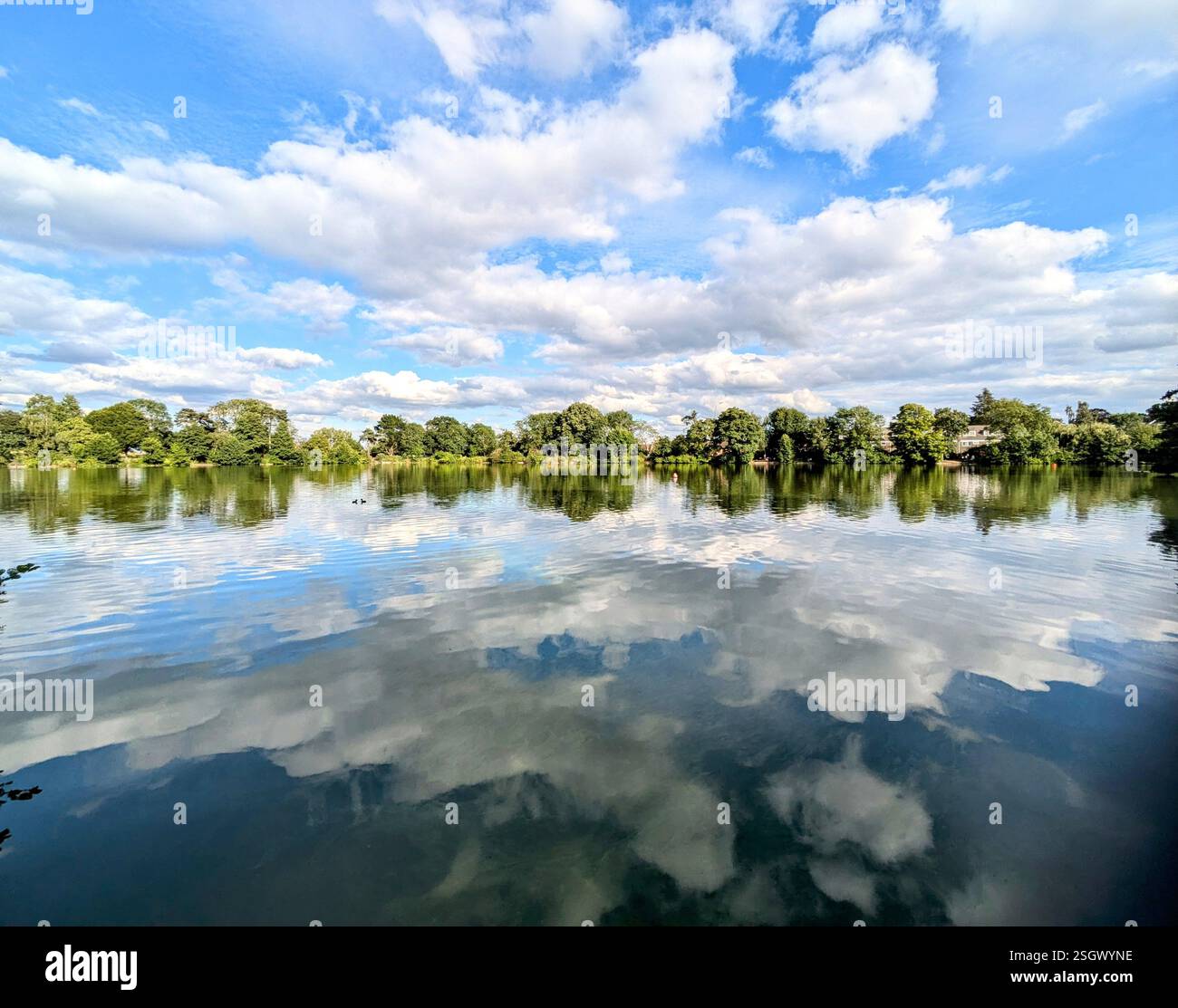 nuvole riflesse sui laghi del norwood meridionale Foto Stock