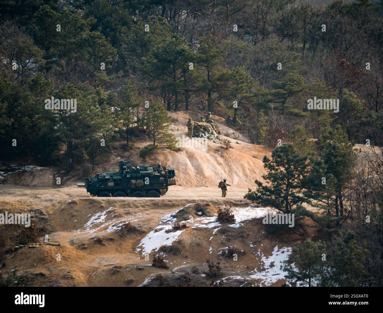 Pocheon, Corea del Sud. 9 febbraio 2025. Le truppe statunitensi mantengono una posizione vicino a un veicolo armato Stryker al Rodriguez Live Fire Complex durante un'esercitazione combinata di fuoco dal vivo tra Stati Uniti e Corea del Sud a Pocheon, Corea del Sud, lunedì 10 febbraio 2025. L'esercitazione di tre settimane vicino alla zona demilitarizzata ha lo scopo di rafforzare il coordinamento dei combattimenti degli alleati tra le tensioni con la Corea del Nord. Foto di Thomas Maresca/UPI credito: UPI/Alamy Live News Foto Stock