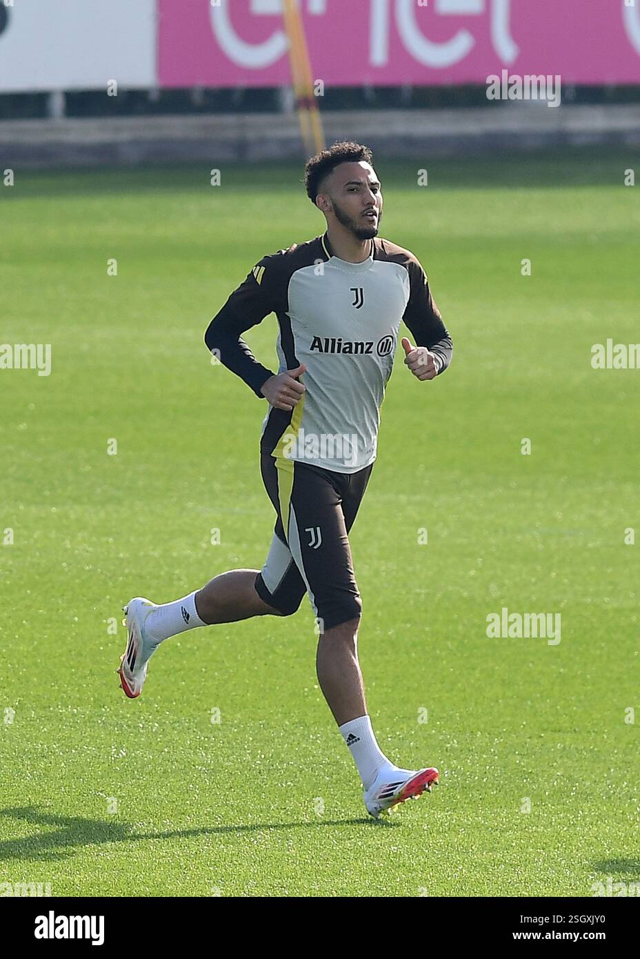 Torino, Italia. 10 febbraio 2025. Lloyd Kelly della Juventus FC durante l'allenamento della Champions League 2024/2025 alla JTC Continassa il 10 febbraio 2025 a Torino - ph Giuliano Marchisciano credito: Agenzia fotografica indipendente/Alamy Live News Foto Stock