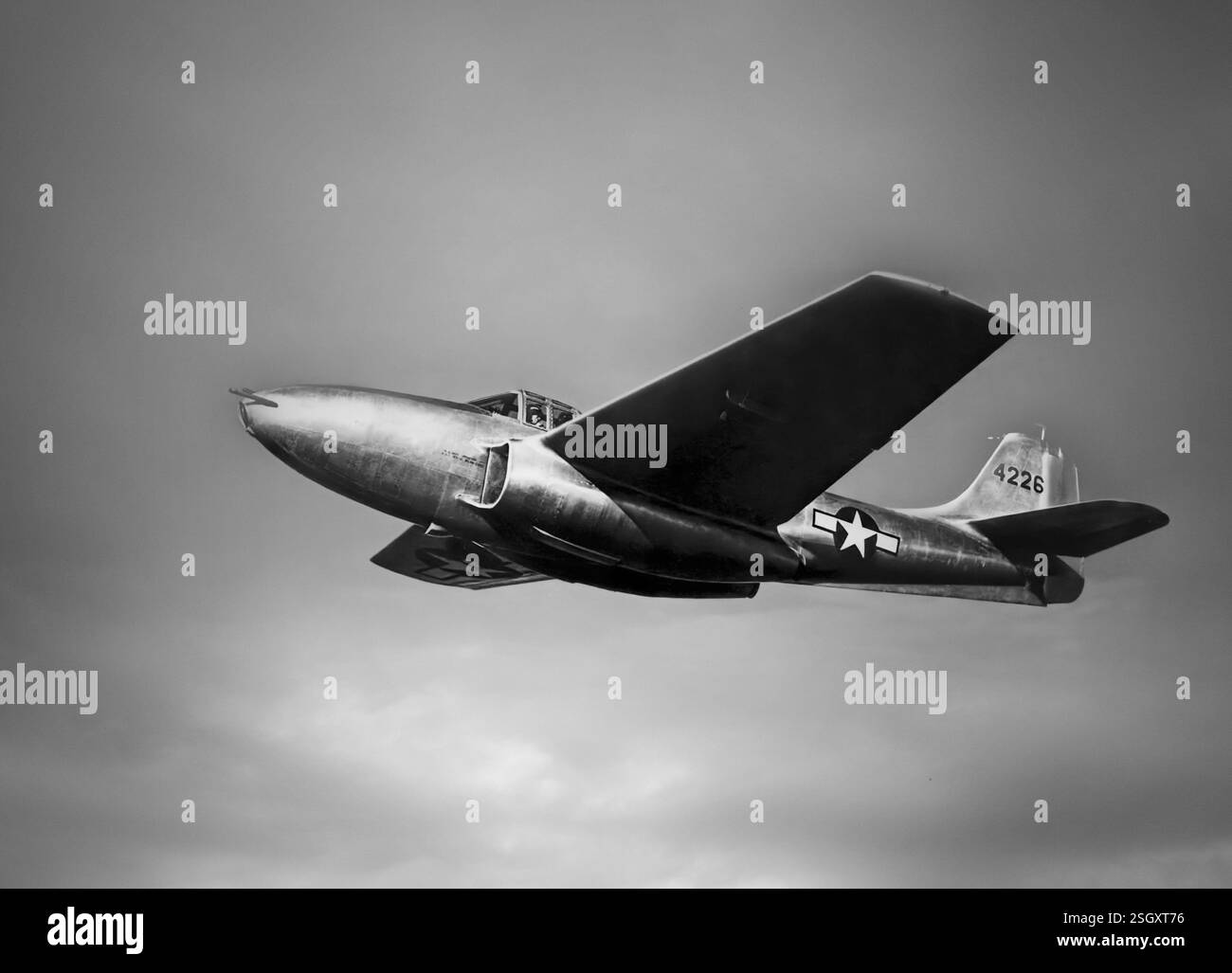 Il Bell P-59 Airacomet era un aereo da caccia monoposto, bimotore progettato e costruito durante la seconda guerra mondiale e il primo jet prodotto negli Stati Uniti. Mentre i britannici erano più avanti nello sviluppo di motori a reazione, donarono un motore per gli Stati Uniti da copiare nel 1941 che divenne la base per il motore a reazione General Electric J31 utilizzato dal P-59 un anno dopo. Poiché l'aereo era sottoalimentato, le United States Army Air Forces (USAAF) cancellarono metà dell'ordine originale per 100 caccia. Nessun P-59 entrò in combattimento, invece furono usati come addestratori. Foto Stock