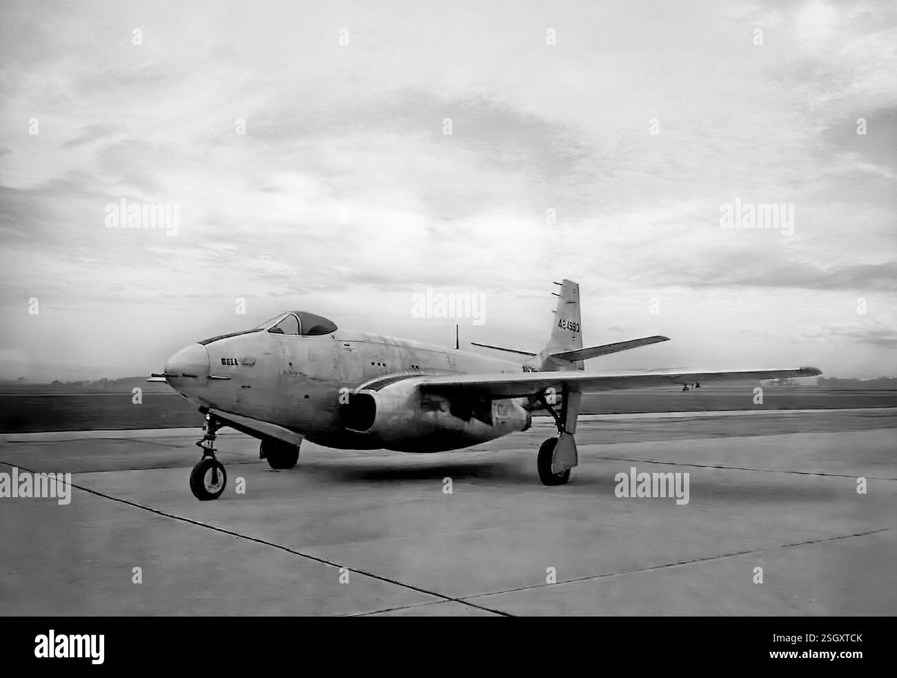 Il Bell XP-83 (in seguito ridesignato XF-83) era un prototipo di caccia di scorta a reazione progettato durante la seconda guerra mondiale. Volò per la prima volta nel 1945, ma come per la maggior parte dei caccia jet di prima generazione, il progetto fu ostacolato da una relativa mancanza di potenza. Con i rapidi progressi nella tecnologia a getto dopo la seconda guerra mondiale, l'XP-83 fu presto eclissato da progetti più avanzati e non entrò mai in produzione. Foto Stock