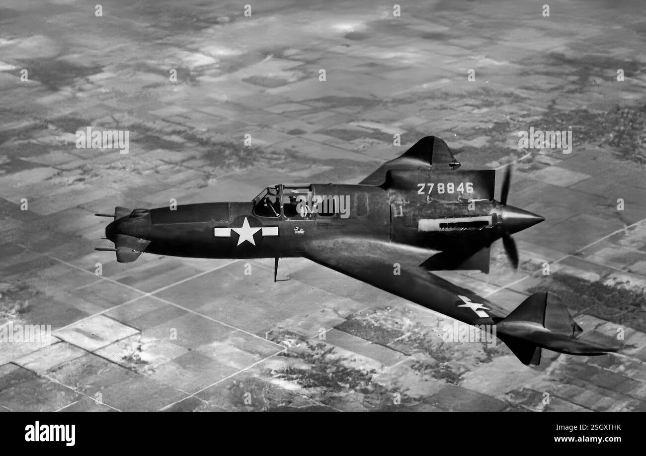 Il Curtiss-Wright XP-55 Ascender era un prototipo di caccia degli anni '1940 derivante da una proposta dell'United States Army Air Corps nel 1939 per velivoli con prestazioni, armamento e visibilità del pilota migliorate sui caccia esistenti; esso consentiva specificamente progetti di aerei non convenzionali. Aveva una configurazione canard con un motore montato sul retro e due code verticali alla fine delle ali a battente, ma in termini di prestazioni complessive, i test dell'XP-55 rivelarono che era inferiore ai caccia convenzionali. Foto Stock