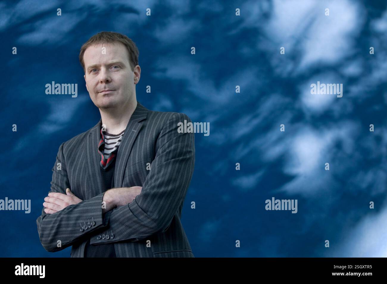 Il romanziere e artista concettuale inglese Tom McCarthy, nella foto all'Edinburgh International Book Festival, dove ha parlato del suo nuovo libro intitolato "C." l'evento di tre settimane è il più grande festival letterario del mondo e si tiene durante l'annuale Edinburgh Festival. L'evento del 2010 ha visto la partecipazione di oltre 500 autori provenienti da tutto il mondo. Foto Stock