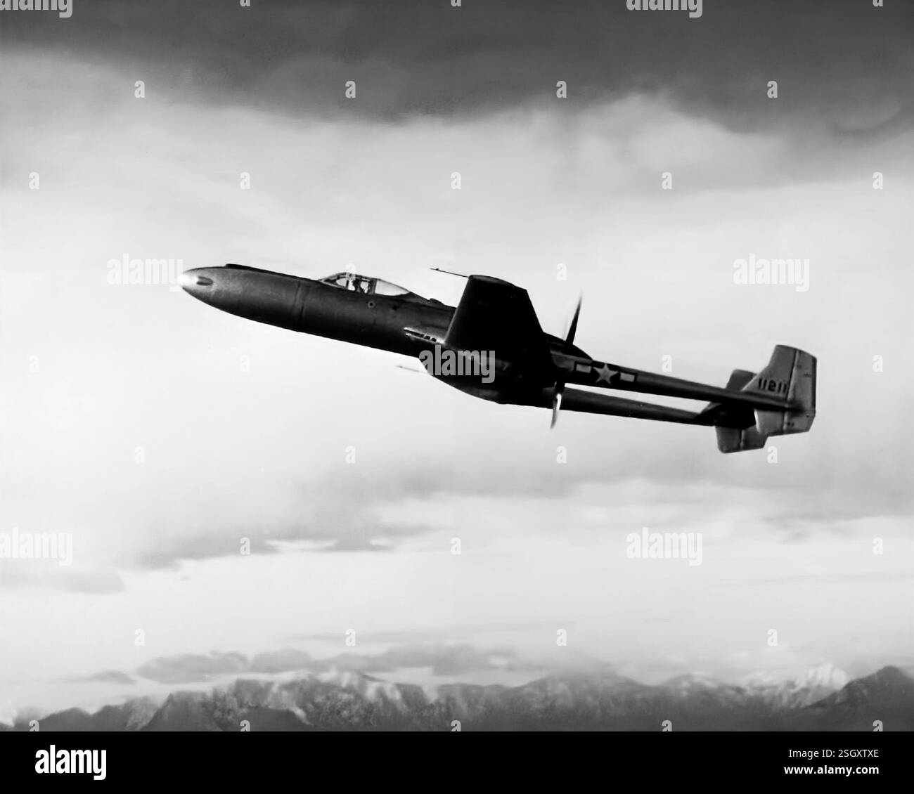 Il Vultee XP-54 Swoose Goose era un prototipo di caccia costruito dalla Vultee Aircraft Company per le United States Army Air Forces (USAAF). È stato progettato con un motore spintore e la parte posteriore montata all'indietro tra due bracci ad ala centrale, con l'elica di dodici piedi tra di essi. L'XP-54 era unico con un cockpit pressurizzato e una sezione del naso che poteva ruotare attraverso la verticale, tre gradi verso l'alto e sei gradi verso il basso. Nel naso, due cannoni T-9 da 37 mm erano montati su supporti rigidi mentre due mitragliatrici da .50 cal erano controllate da uno speciale mirino di compensazione. Foto Stock