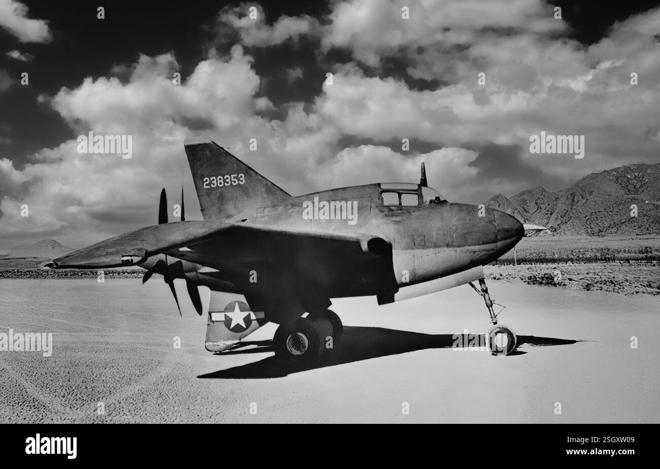 Il Northrop XP-56 Black Bullet, un prototipo unico di intercettore caccia, era uno dei più radicali tra gli aerei sperimentali costruiti durante la seconda guerra mondiale. L'idea iniziale era abbastanza radicale, senza coda orizzontale, solo una piccola coda verticale, un motore sperimentale, e prodotto utilizzando metallo al magnesio. L'aereo doveva essere un'ala con una piccola fusoliera centrale aggiunta per ospitare il motore e il pilota, una configurazione che sperava di avere una resistenza aerodinamica inferiore rispetto a un aereo convenzionale. I test di volo erano pericolosi e il progetto fu abbandonato dopo un anno di inattività. Foto Stock