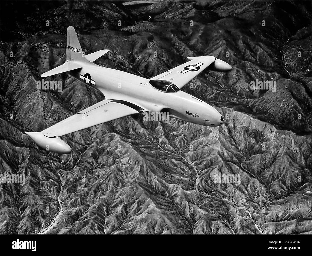 Il Lockheed P-80 Shooting Star fu il primo caccia a reazione utilizzato operativamente dalle United States Army Air Forces (USAAF) durante la seconda guerra mondiale. Progettato e costruito nel 1943 e consegnato a soli 143 giorni dall'inizio del progetto, due modelli di pre-produzione videro un servizio limitato in Italia poco prima della fine della seconda guerra mondiale. Progettato con ali dritte, il tipo vide un intenso combattimento in Corea con l'USAF come F-80. Foto Stock