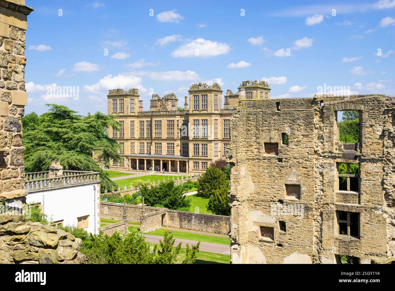 Old Hardwick Hall o Hardwick Old Hall rovine e New Hardwick Hall vicino Chesterfield Derbyshire Inghilterra Regno Unito Europa Foto Stock