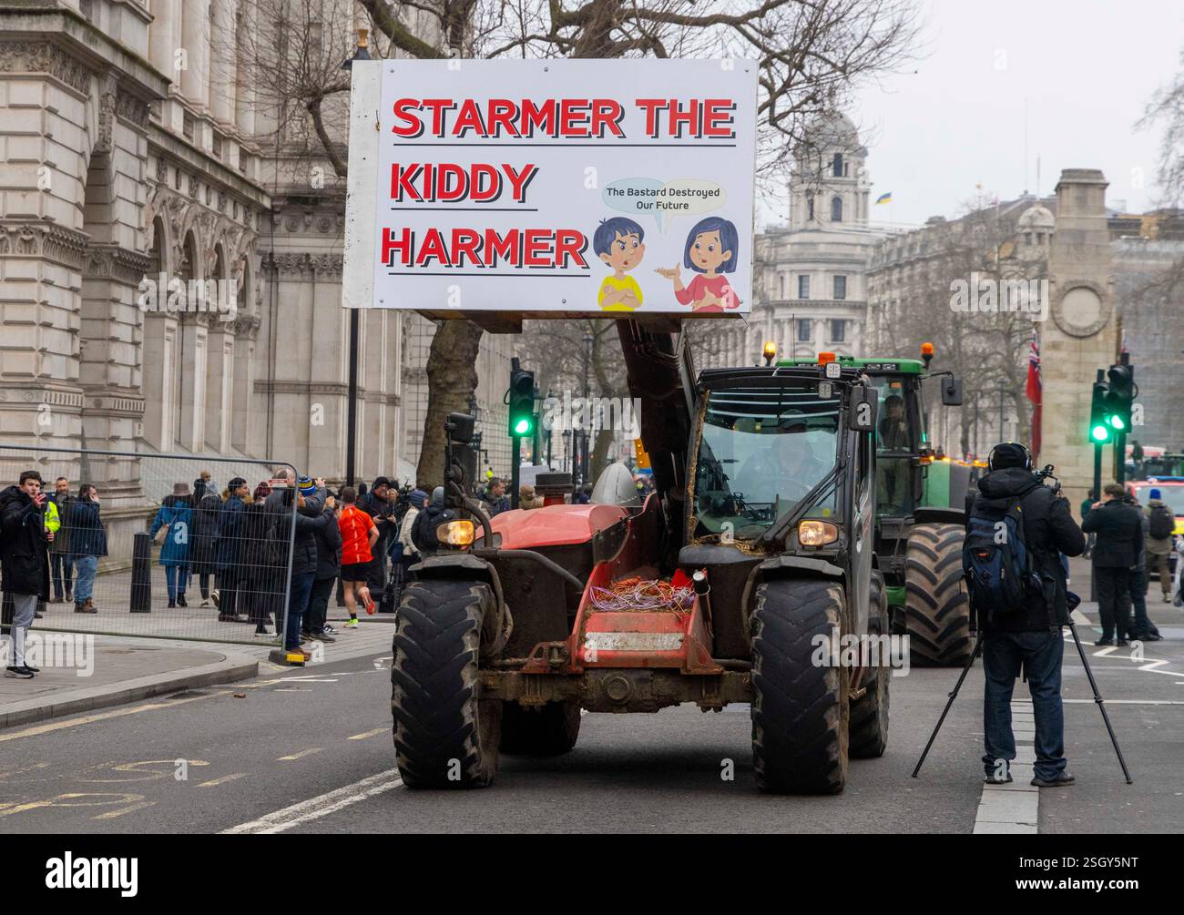 Londra, Regno Unito. 10 febbraio 2025. Centinaia di trattori arrivano a Whitehall. Gli agricoltori continuano a protestare contro la decisione di Rachel Reeves di imporre l'imposta sull'eredità (IHT) su tutte le aziende agricole, per un valore di oltre 1 milione di sterline. L'agricoltore si sente tradito dal nuovo governo laburista. Crediti: Mark Thomas/Alamy Live News Foto Stock