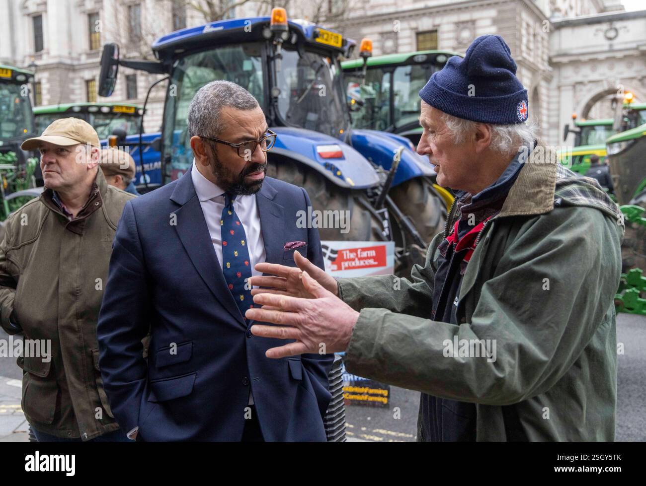 Londra, Regno Unito. 10 febbraio 2025. James Cleverley ascolta un contadino. Centinaia di trattori arrivano a Whitehall. Gli agricoltori continuano a protestare contro la decisione di Rachel Reeves di imporre l'imposta sull'eredità (IHT) su tutte le aziende agricole, per un valore di oltre 1 milione di sterline. L'agricoltore si sente tradito dal nuovo governo laburista. Crediti: Mark Thomas/Alamy Live News Foto Stock