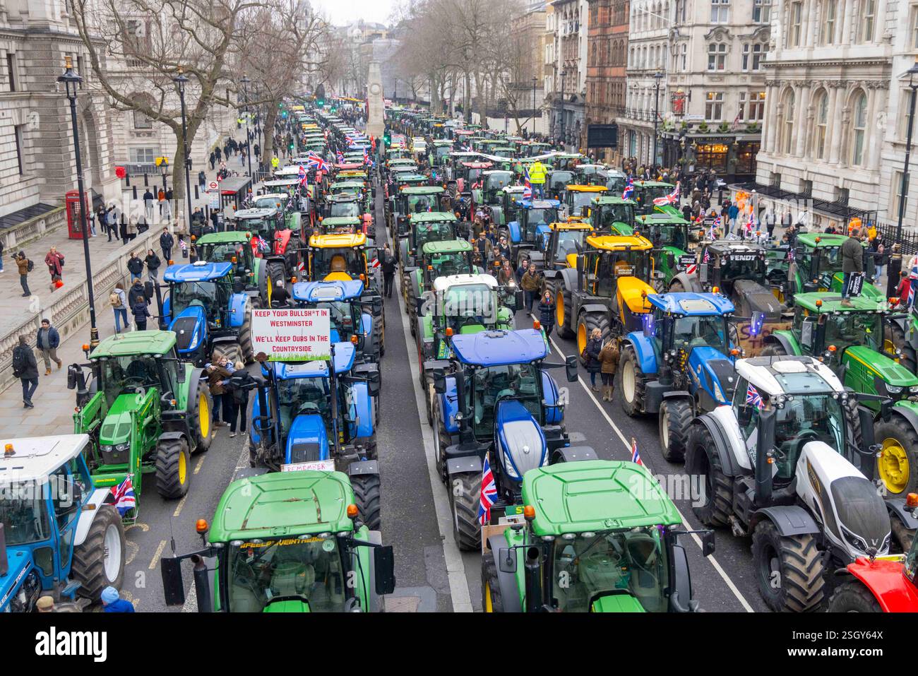 Londra, Regno Unito. 10 febbraio 2025. Centinaia di trattori arrivano a Whitehall. Gli agricoltori continuano a protestare contro la decisione di Rachel Reeves di imporre l'imposta sull'eredità (IHT) su tutte le aziende agricole, per un valore di oltre 1 milione di sterline. L'agricoltore si sente tradito dal nuovo governo laburista. Crediti: Mark Thomas/Alamy Live News Foto Stock