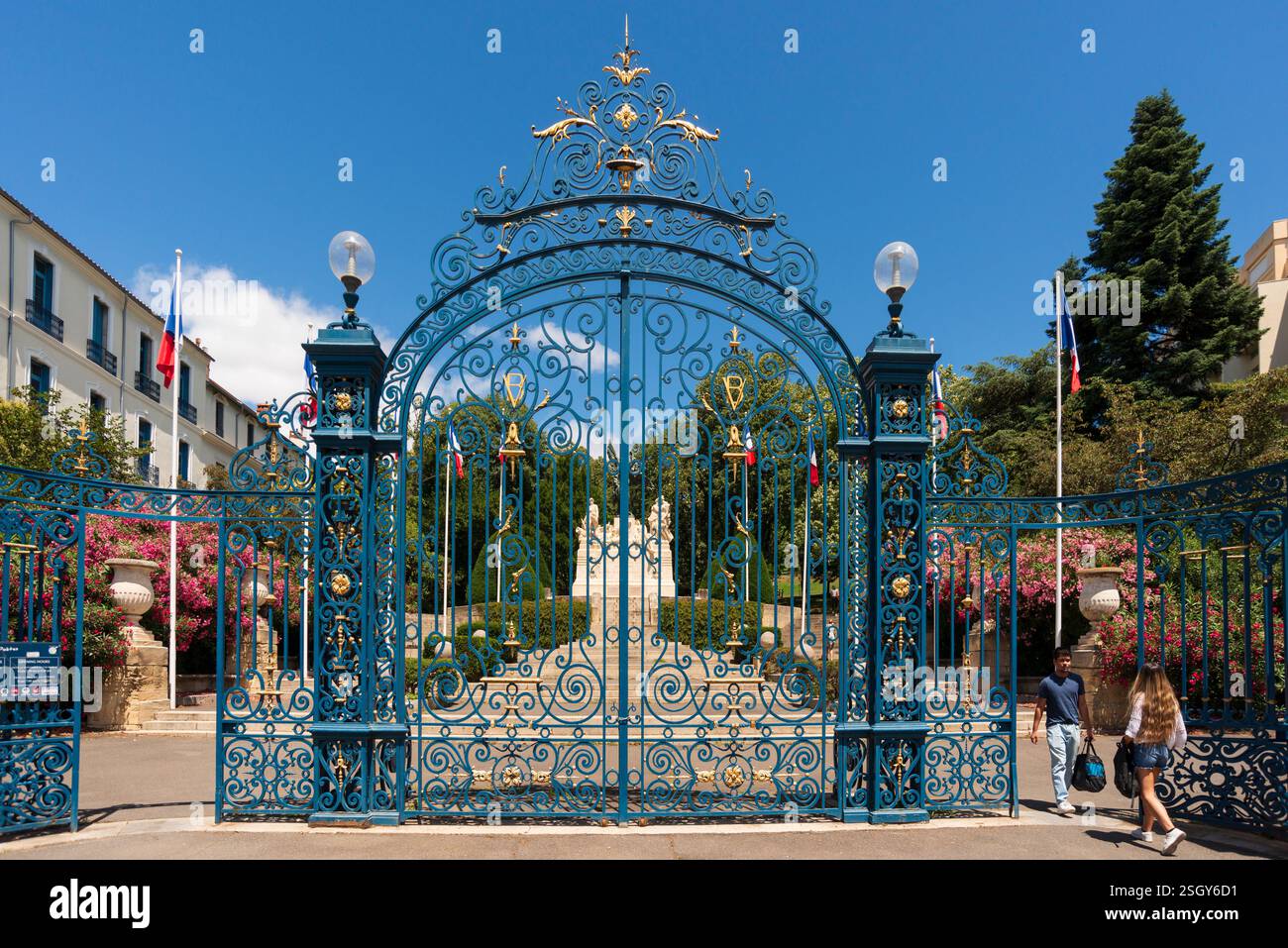 Grande porta di ferro per Plateau des Poetes Garden, Beziers, Herault, Occitanie, Francia, Europa Foto Stock