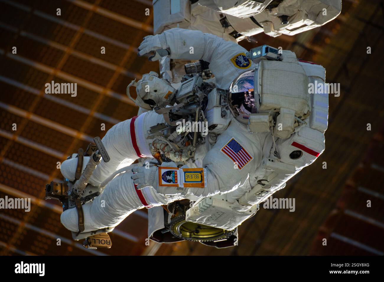 ISS - 30 gennaio 2025 - l'astronauta della NASA e il comandante della spedizione 72 Suni Williams è attaccato al braccio robotico Canadarm2 che si aggancia all'effettore finale del braccio robotico Foto Stock