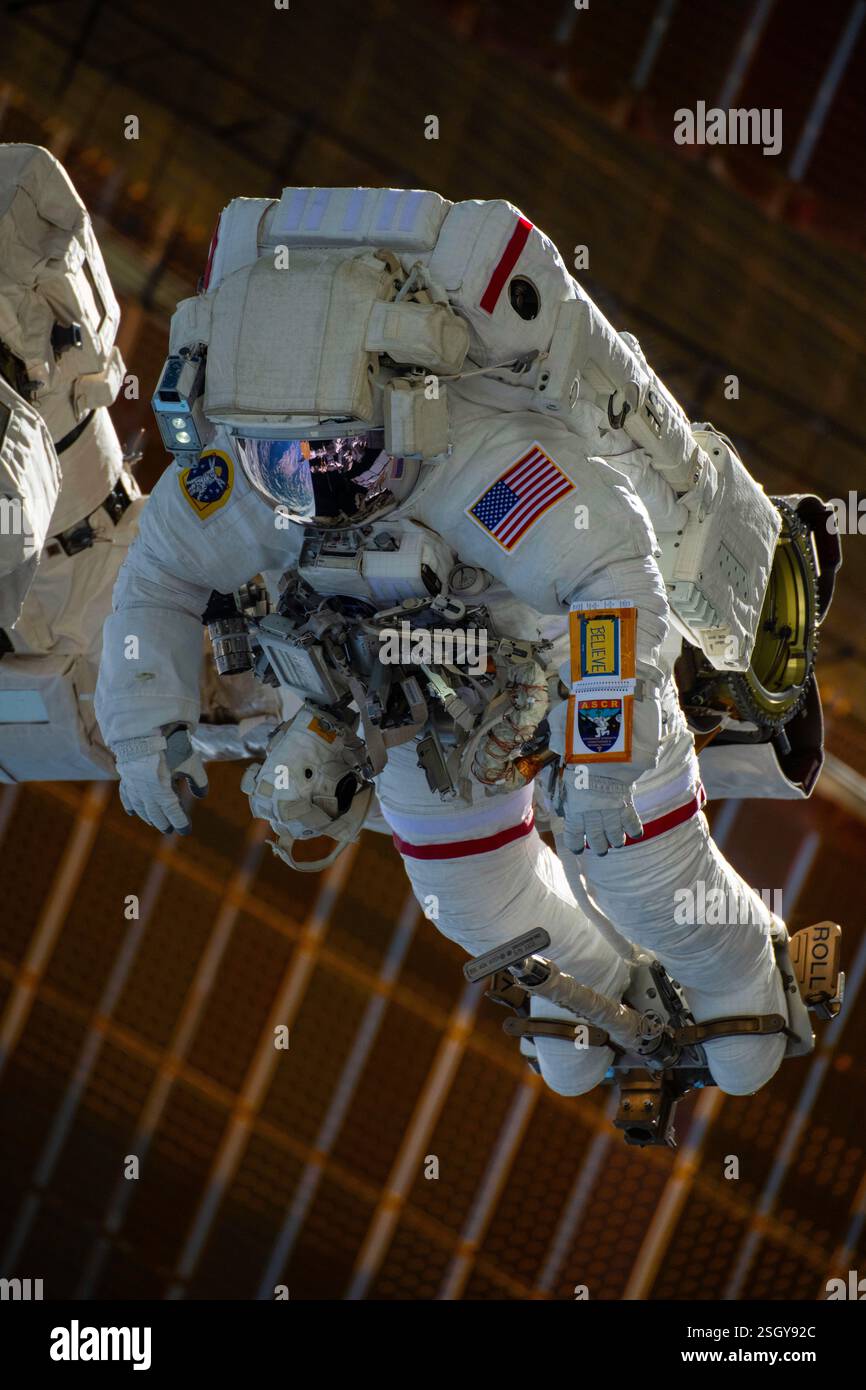 ISS - 30 gennaio 2025 - l'astronauta della NASA e il comandante della spedizione 72 Suni Williams è attaccato al braccio robotico Canadarm2 che si aggancia all'effettore finale del braccio robotico Foto Stock