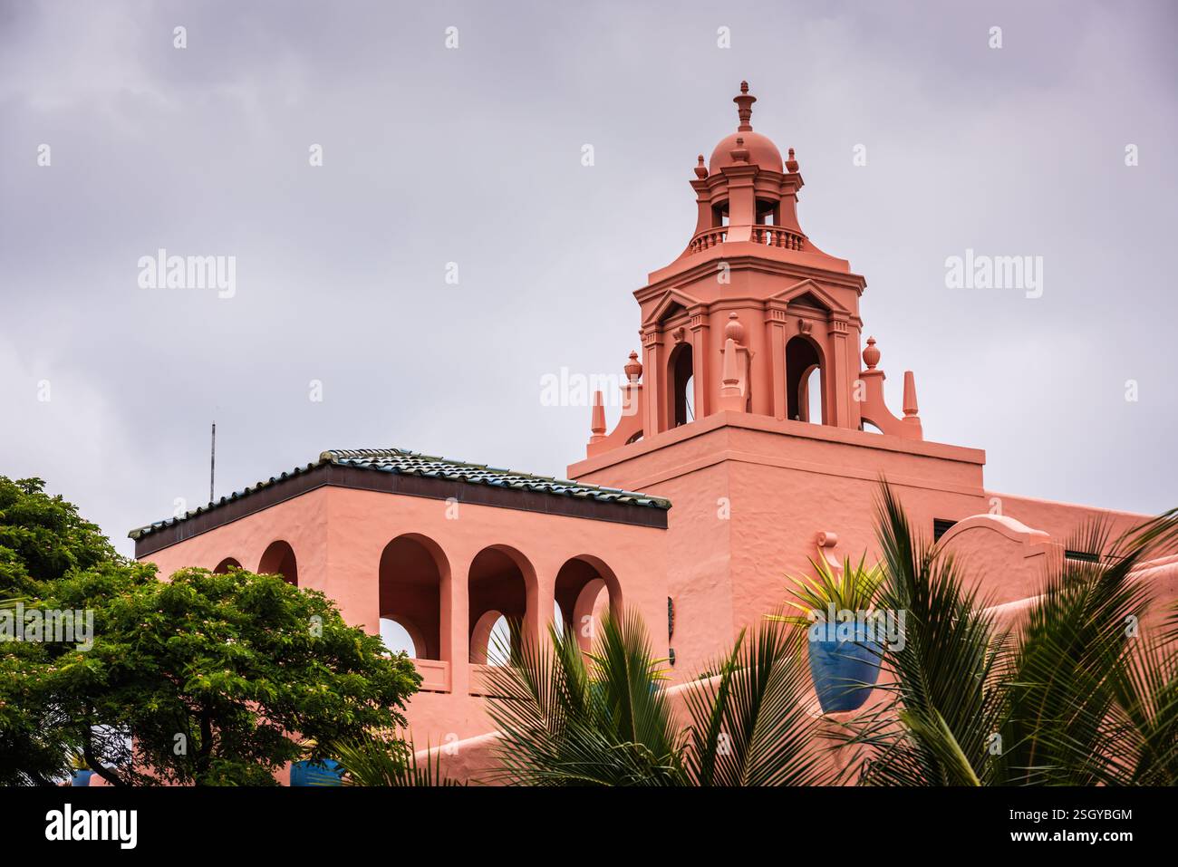 Honolulu, Hawaii / USA - 27 agosto 2018: Torre rosa di uno storico hotel di lusso, il Royal Hawaiian Resort. Foto Stock