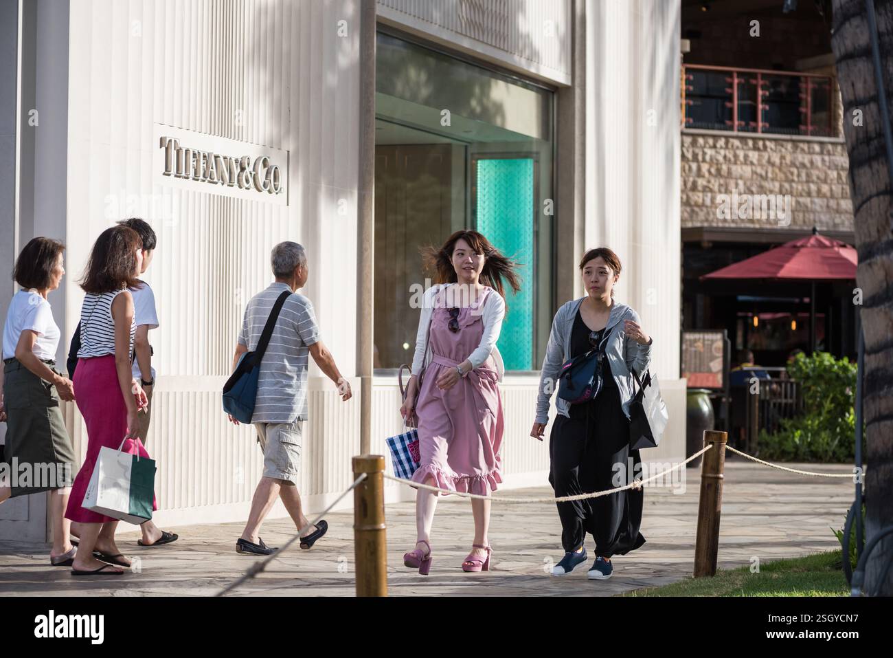 Honolulu, Hawaii - USA - 27 agosto 2018: Donne alla moda che passeggiano attraverso il centro commerciale all'aperto di fronte a Tiffany and Co vicino a Waikiki Beach. Foto Stock