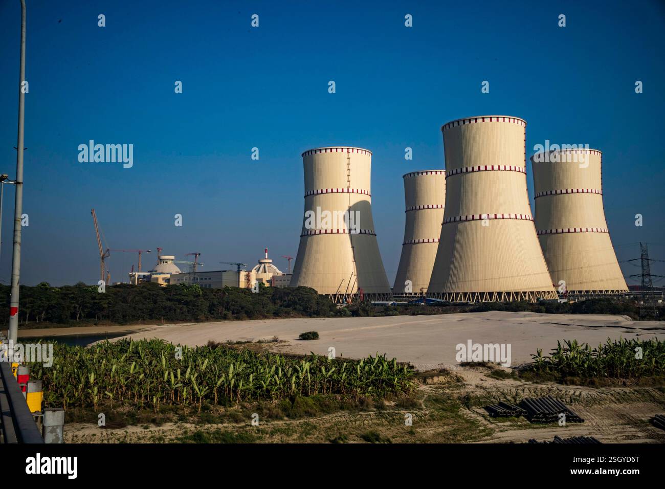 Torri di raffreddamento della centrale nucleare di Ruppur, Bangladesh Foto Stock