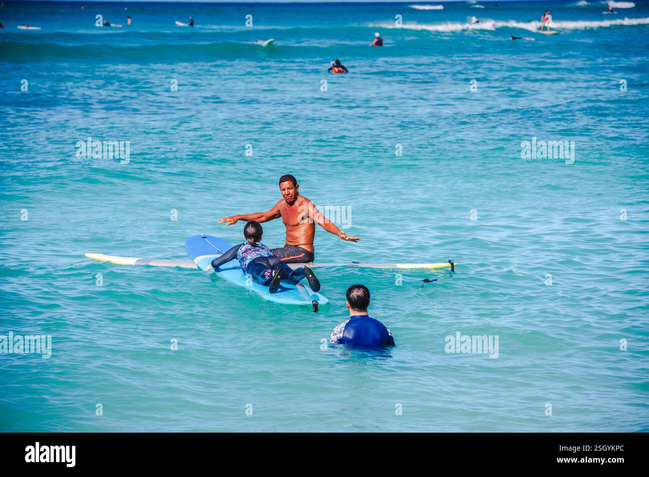 Honolulu, Hawaii - USA - 30 agosto 2018: Tour Waikiki Outrigger Canoe Surfing che porta i passeggeri a fare surf a Waikiki Beach. Foto Stock