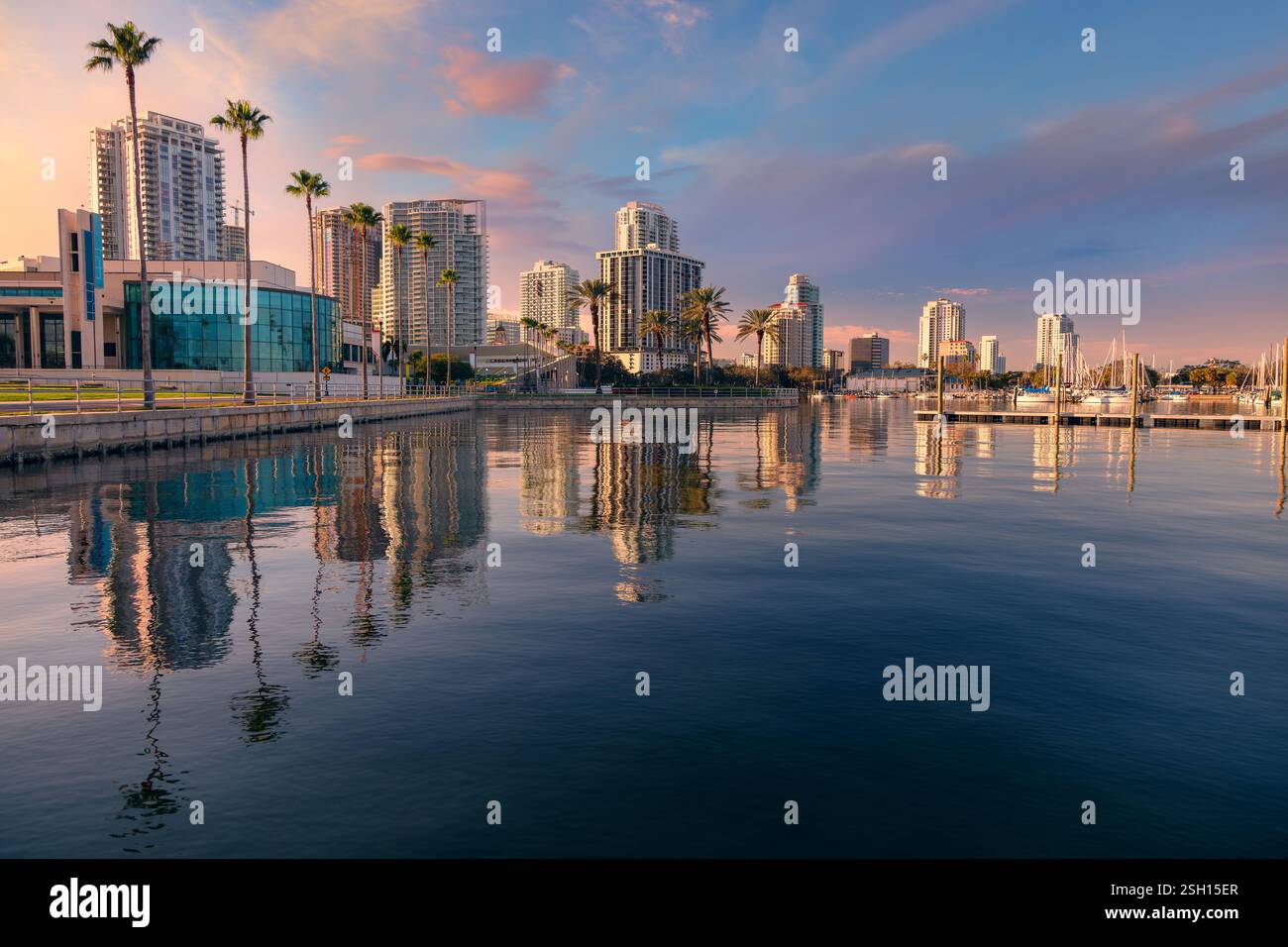 St. Petersburg, Florida, Stati Uniti. Immagine del paesaggio urbano di San Pietroburgo, Florida, con riflessi dello skyline della città in acqua al bellissimo tramonto. Foto Stock