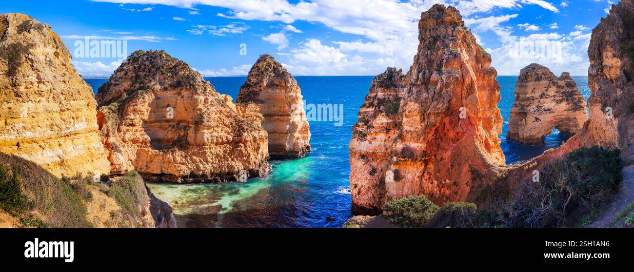 Incredibili becahes rocciose della costa dell'Algarve, Portogallo. Rocce gialle mozzafiato con arco. vista panoramica Foto Stock