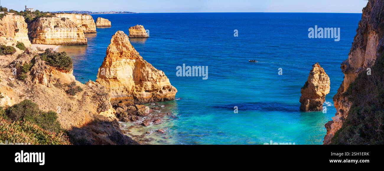 Incredibili becahes rocciose della costa dell'Algarve, Portogallo. Panorama mozzafiato con rocce gialle Foto Stock