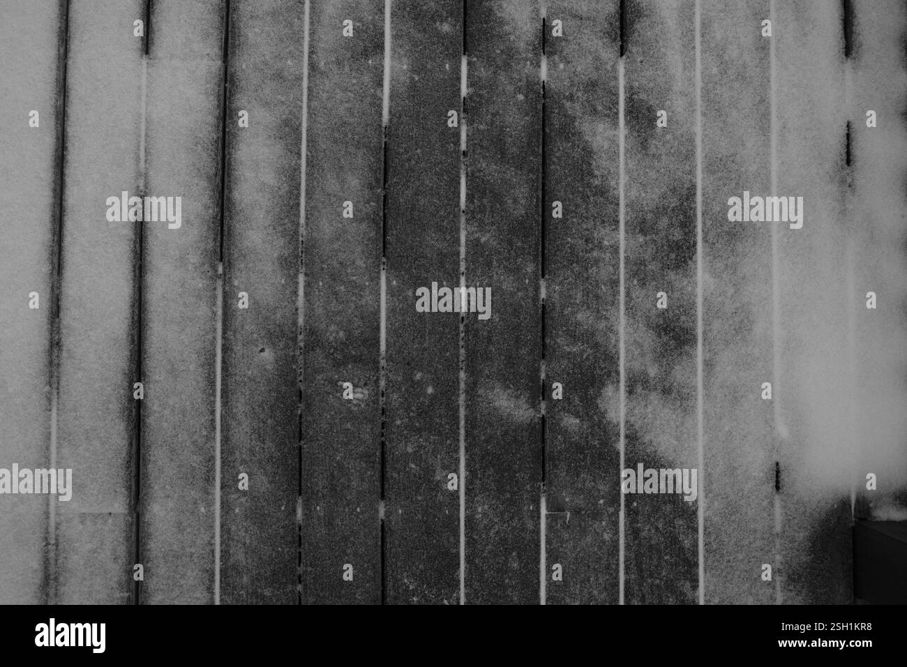 Veduta dell'autostrada vuota con le macchie innevate e le indicazioni di corsia tratteggiate Foto Stock