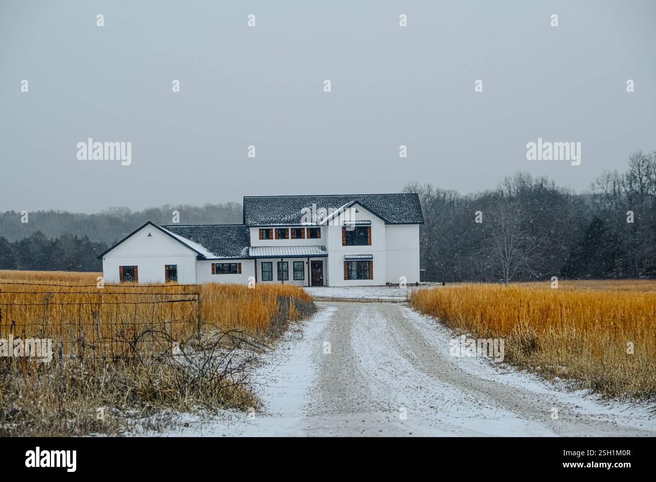 Accogliente casa rurale invernale nel paesaggio innevato Foto Stock