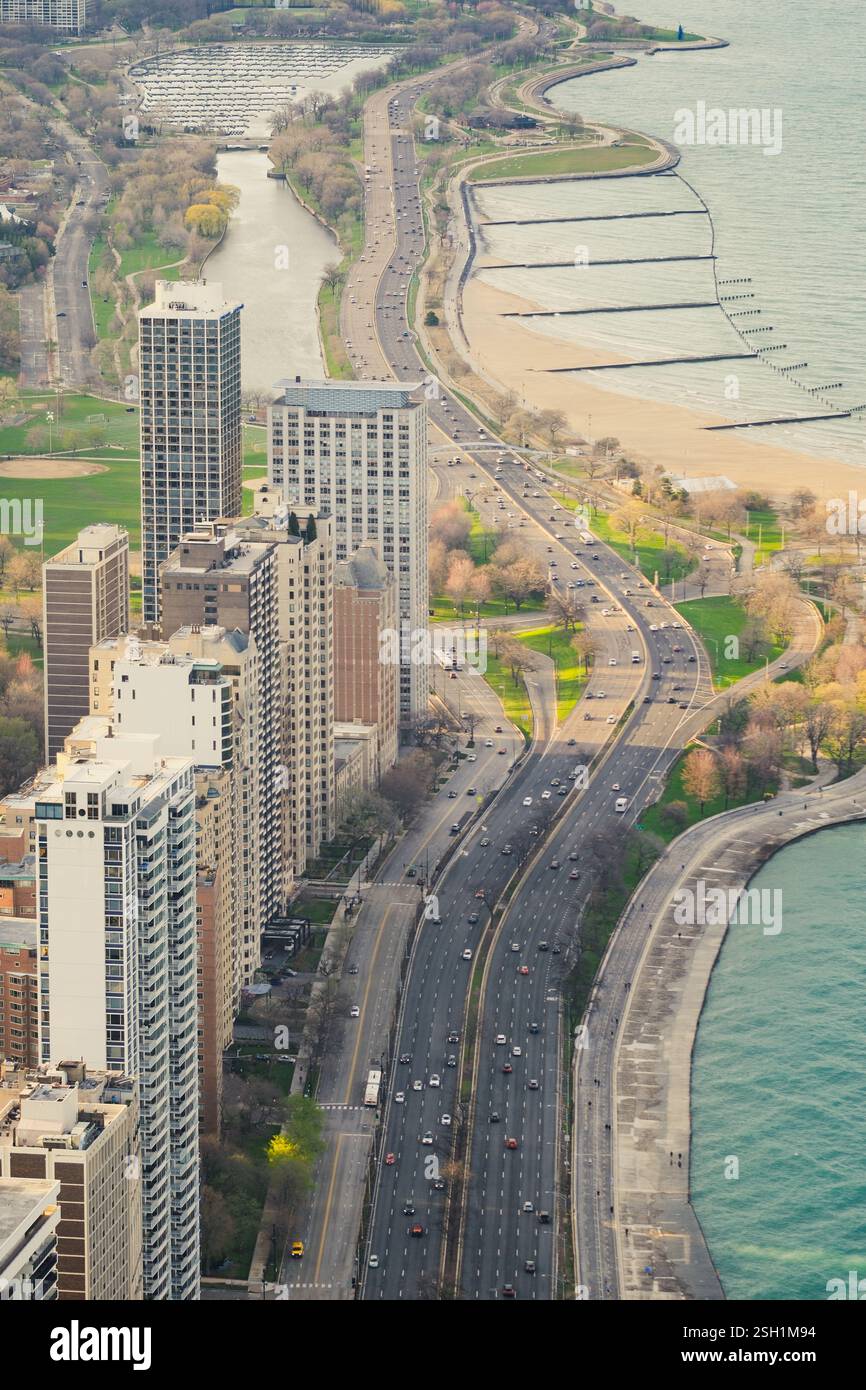 Paesaggio urbano sul lungomare con spazi verdi e la strada principale Foto Stock