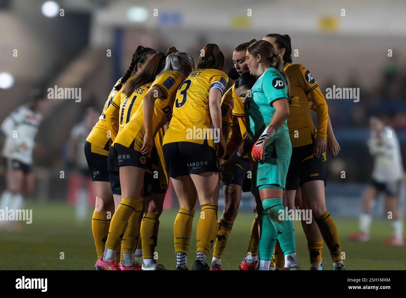 Bec Thomas (13), Anna Morphet (3) e Tammi George (7) e altri giocatori di lupi durante la partita di coppa adobe W fa tra Wolves e Man United allo stadio SEAH di Telford. (tiff Barber/SPP) credito: SPP Sport Press Photo. /Alamy Live News Foto Stock