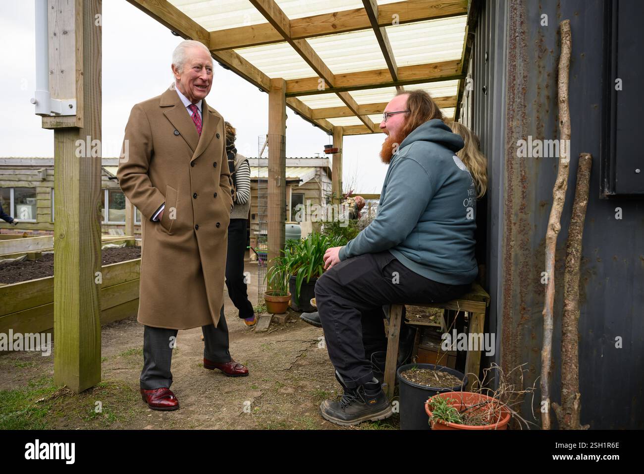 Re Carlo III (a sinistra) parla con i volontari durante una visita a Newquay Orchard in Cornovaglia. Data foto: Lunedì 10 febbraio 2025. Foto Stock