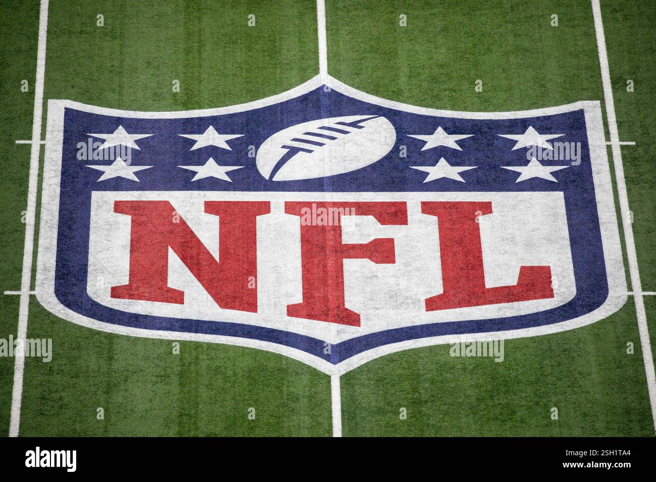 New Orleans, Louisiana, Stati Uniti. 9 febbraio 2025. Vista generica del logo NFL sulla linea delle 50 yard al Super Bowl LIX. Credito: Kindell Buchanan/Alamy Live News Foto Stock
